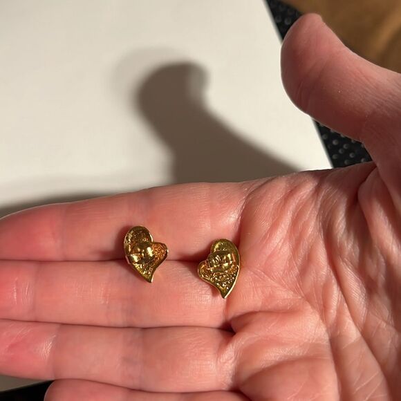 Vintage Avon gold/pearl heart pierced earrings. - Picture 2 of 3